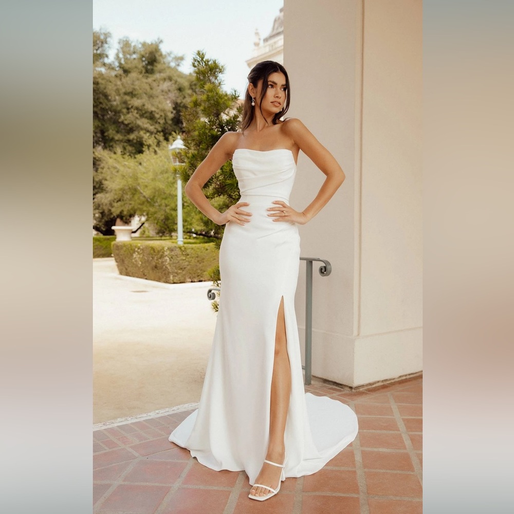 Strapless wedding dress